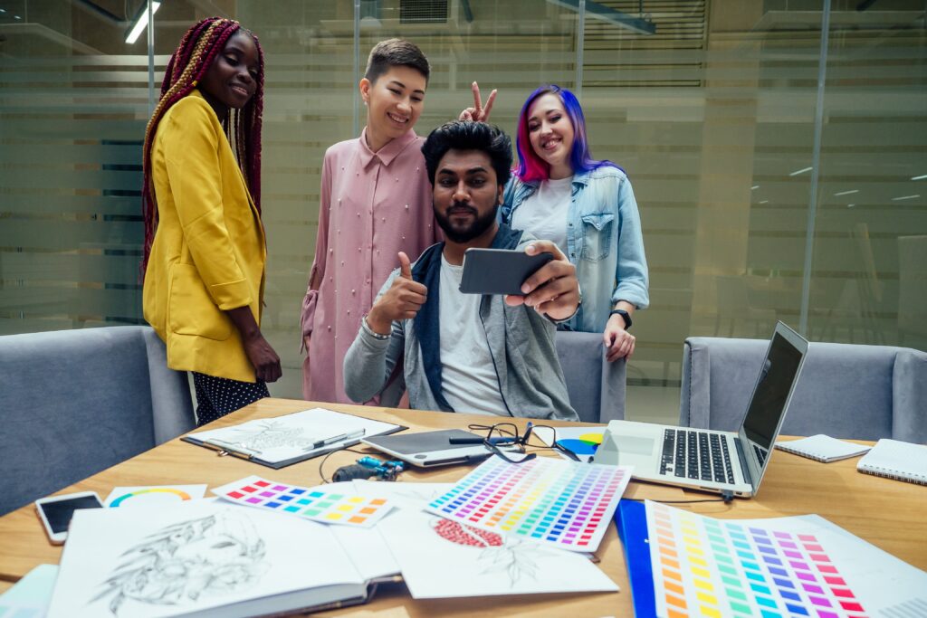 pracownicy robiący sobie zdjęcia do umieszczenia w social mediach