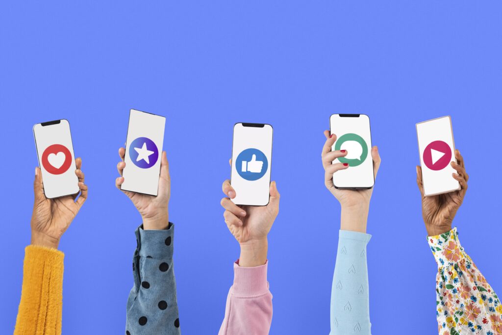 telefony z ikonami typowymi dla social mediów