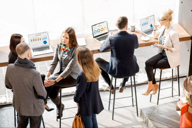 rozmawiająca grupa pracowników