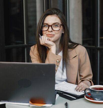 rekruterka przy komputerze i notatkach tworzy ogloszenie rekrutacyjne