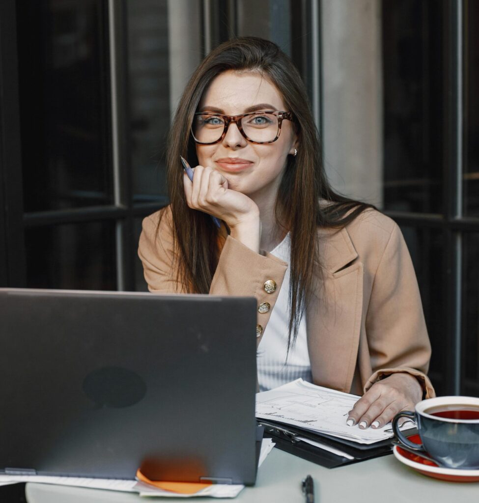 rekruterka przy komputerze i notatkach tworzy ogloszenie rekrutacyjne