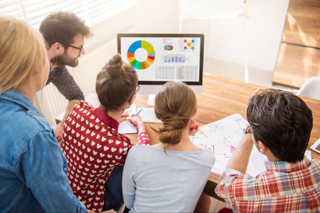 zespół przeglądający zebrane dane