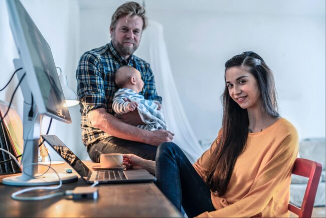 młoda kobieta z rodziną pracująca z domu