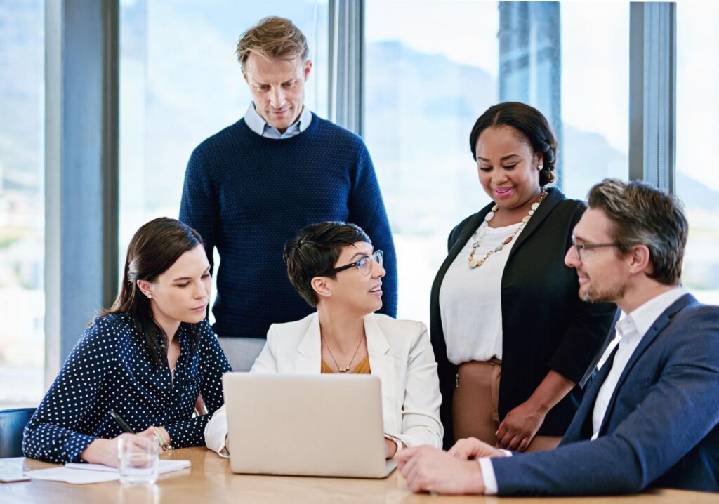 zespół HR omawiający swoje wyniki na spotkaniu