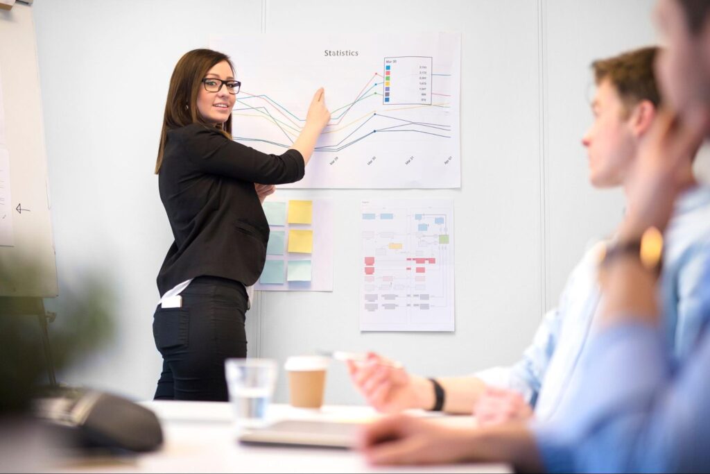 kobieta omawiająca prezentowane na grafie dane