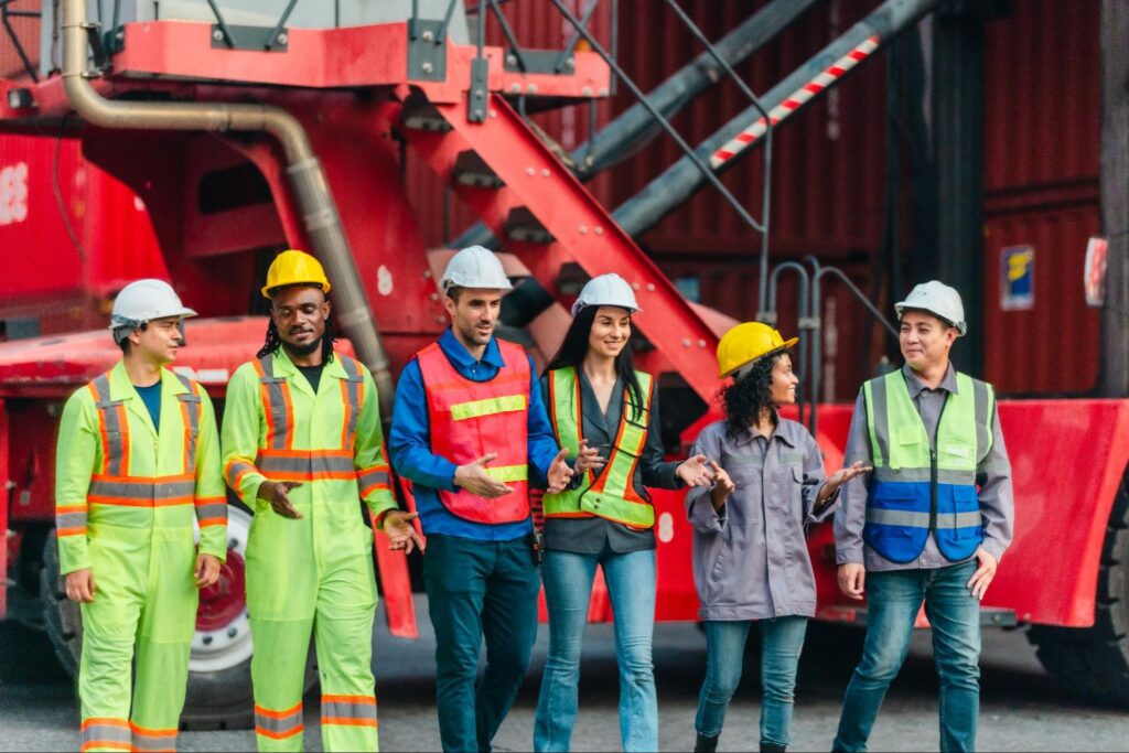 grupa pracowników portowych