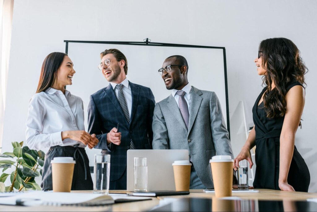 roześmiani współpracownicy